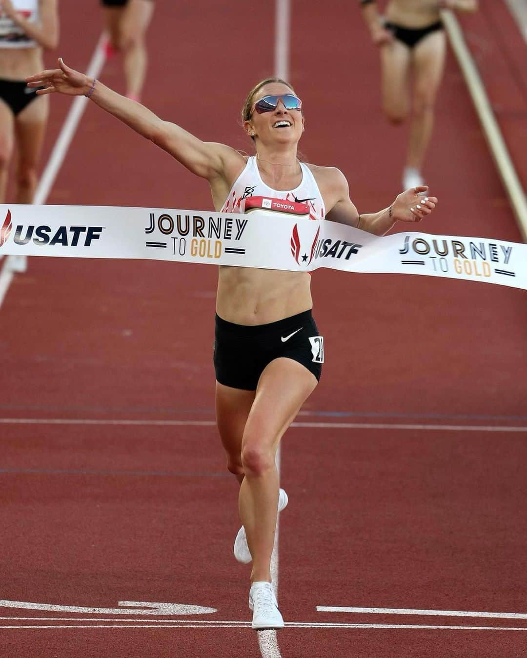 The Run Dept.さんのインスタグラム写真 - (The Run Dept.Instagram)「On a hot night in TrackTown, our 10k champions @elise.cranny and @priceofamile set the track on fire!  Next stop: 📍Worlds」7月8日 0時01分 - nikerunning