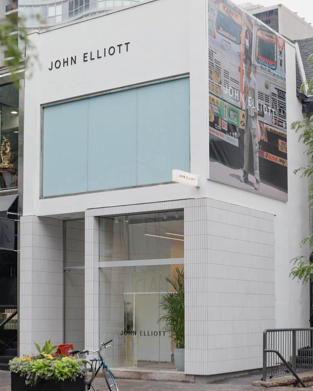 ジョン エリオットのインスタグラム：「Hello, Canada. Introducing our first international flagship at 83 Yorkville Ave in Toronto. We’re excited to finally have a direct, in person dialogue with some of our best customers up north.  Now Open.  John Elliott Toronto 83 Yorkville Ave  Toronto, ON, M54 1C1 Canada  (416) 413-0014   Mon-Sat 11AM - 7PM Sun  12PM - 6PM  Architecture: @stephan_wiemer」