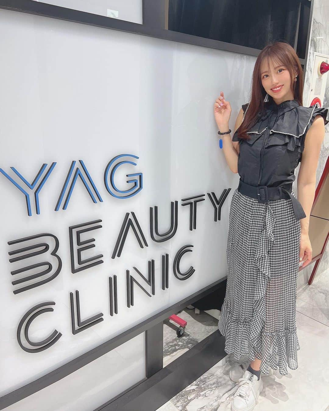 霧島聖子さんのインスタグラム写真 - (霧島聖子Instagram)「先週大阪に帰る前に YAGBEAUTYCLINICで エクソソーム注射(水光注射)を受けてきました✨  エクソソームは細胞から分泌されるもので、エクソソームによってコラーゲンやエラスチンの生成が促進される事で肌にハリや弾力、潤いを与える効果が期待できたりアンチエイジングにも効果があるんだとか！  水光注射を受けるのは初めてで私はダーマペンなどのも未経験だったのでどの位の痛みになるのか分からず不安だったのですが、麻酔のジェルを塗ってもらってから施術していただいたので我慢出来る位で、施術後の鎮静パックも冷たくてすごく気持ちよかったです🥺‎🤍  あれから1週間経ち、顔のツヤや潤いがこれまで以上に良くなっていて受けて良かったなってすごく思います(*^^*) 大阪でのRISEの大会も肌ツヤ最高な状態で迎えられて嬉しかった🧡  霧島聖子のInstagramを見たで ご新規の方は通常価格55,000円が50%off、 既存のお客様は30%offで受けられますので気になった方はぜひ問い合わせて見てね👀 （※針麻酔代 別途8800円）  #yagbeautyclinic  #クリニック  #エクソソーム水光注射  #水光注射  #肌ケア  #yagbeauty」7月8日 0時03分 - seiko_kirishima