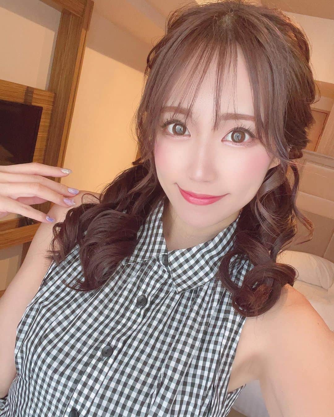 のインスタグラム：「先週大阪に帰る前に YAGBEAUTYCLINICで エクソソーム注射(水光注射)を受けてきました✨  エクソソームは細胞から分泌されるもので、エクソソームによってコラーゲンやエラスチンの生成が促進される事で肌にハリや弾力、潤いを与える効果が期待できたりアンチエイジングにも効果があるんだとか！  水光注射を受けるのは初めてで私はダーマペンなどのも未経験だったのでどの位の痛みになるのか分からず不安だったのですが、麻酔のジェルを塗ってもらってから施術していただいたので我慢出来る位で、施術後の鎮静パックも冷たくてすごく気持ちよかったです🥺‎🤍  あれから1週間経ち、顔のツヤや潤いがこれまで以上に良くなっていて受けて良かったなってすごく思います(*^^*) 大阪でのRISEの大会も肌ツヤ最高な状態で迎えられて嬉しかった🧡  霧島聖子のInstagramを見たで ご新規の方は通常価格55,000円が50%off、 既存のお客様は30%offで受けられますので気になった方はぜひ問い合わせて見てね👀 （※針麻酔代 別途8800円）  #yagbeautyclinic  #クリニック  #エクソソーム水光注射  #水光注射  #肌ケア  #yagbeauty」