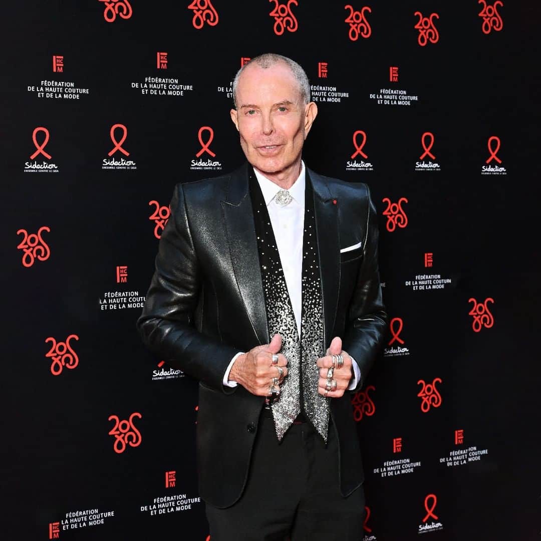 ジトロワのインスタグラム：「THE RENDEZ-VOUS | Jean-Claude Jitrois at « Fédération de la Haute couture et de la mode » 2023 20th anniversary #sidaction  Photo by #StephaneCardinal  @sidaction #Dinerdelamode #ParisFashionWeek #HauteCoutureWeek @parisfashionweek」