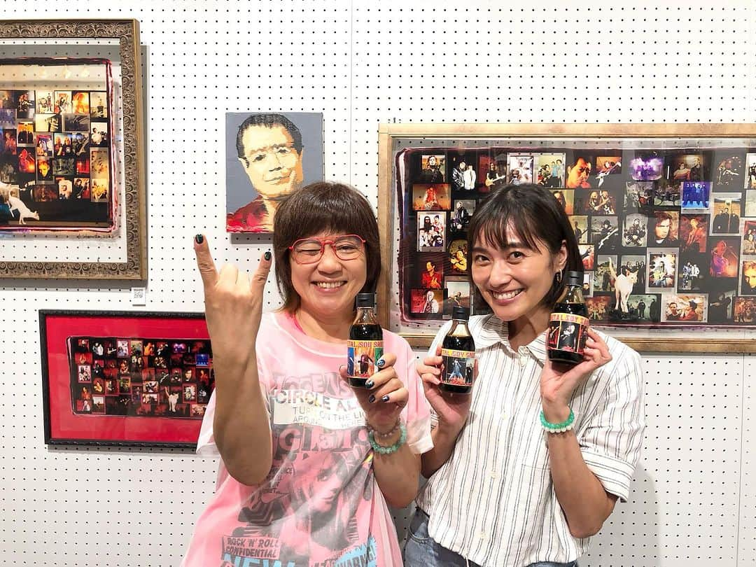 小澤真利奈さんのインスタグラム写真 - (小澤真利奈Instagram)「ほりたよしかさんの写真展が 代官山MONKEY GALLERYで始まりました✨  Enjoy！Aging！ コラボ！コラボ！コラボ！ 猫ちゃんとのコラボ！ 平井豊果先生とのコラボ！ どれも素敵❣️  めちゃくちゃかっこよくて、ワクワクしました✨  agingとコラボ✨最高〜  メタルソイソースをゲットしました♪ パッケージがかっこいいだけじゃない。味がうま辛でおいしい😋 お肉やお豆腐にも合うみたいなので、色々試してみたい✨✨  写真展は7月17日（月・祝）までやっています。  ▶️ http://www.caminari.com/works/enjoy-aging/  MONKEY GALLERY 〒150-0033　東京都渋谷区猿楽町12‐8 The SOHO CORNER D.K.Y. 1F  #ほりたよしか さん @yoshikahorita #TEAMカミナリ #平井豊果 先生 @aoironica  #猫 ちゃん #代官山 #MONKEYGALLERY #monkeycafe」7月8日 0時04分 - marina_kozawa_official