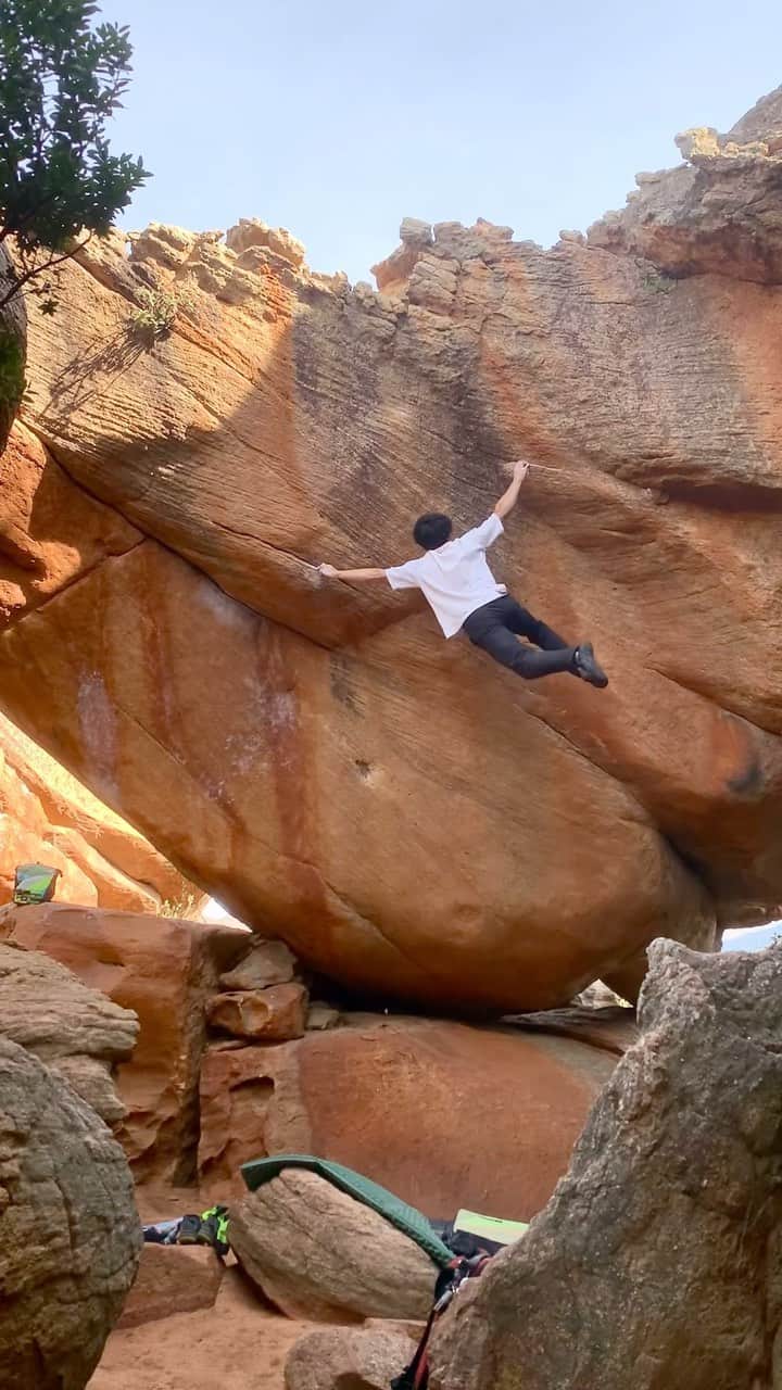 村井隆一のインスタグラム：「El Corazon(V13/8B)✅  #Rocklands Day16🇿🇦 Psyched to send this mega classic that shocked me when I first watched it in Progression(@bigupclimbing ) over 10 years ago. When I actually saw this 7 years ago, I didn't have an image of climbing, but it seems that the way I see the line has changed with my experience so far. High, dynamic, unique rock shapes.., respect to @dawoods89 for putting such an amazing boulder up!! ____________________________________ 10年以上前にプログレッションで初めて観た時に衝撃を受けたダニエルのメガクラシックが登れた。7年前に実物を見た時はリーチギリギリを試してくる挑戦的なホールドの配置感や、ハイポジションでのダイナミックムーブといった恐怖感から登れるイメージは全然湧かなかったけど、フィジカル的にもメンタル的にもちゃんと成長してたっぽい。ただリップ取りのフットはすっぽ抜けの恐怖が半端なくて南無三デッドだった、、 昔の自分と照らし合わせて成長を実感出来るのは岩の醍醐味の一つですね🙏  #climbing#bouldering#ボルダリング#rocklands @rokdo_team @frictionlabs @organicclimbing @unparallelup @rockmasterhq @team_edelrid @clover_resole @climbskinspain @urban_basecamp_shinjuku @basecamp.import @basecamponlineshop」