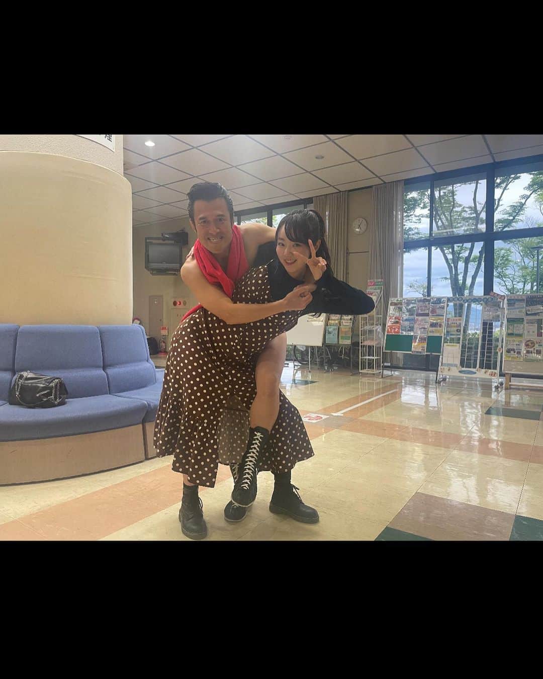 橋本あかねのインスタグラム：「アントニオ小猪木さんと6年ぶりのコブラツイスト。  6年前より上手になった！(はず)」