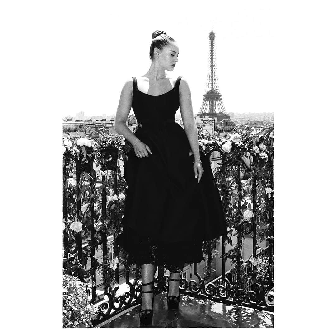 マーゴ・ヘイズさんのインスタグラム写真 - (マーゴ・ヘイズInstagram)「Haute Couture à Paris avec Dior 🤍 Bravo to @mariagraziachiuri on her latest collection. It’s always a pleasure to witness her exquisite creations. Merci to @alineds75 for always styling me so beautifully. 🌹 💄: @mainamilitza  🎞️: @steavendavid」7月8日 0時16分 - margojain