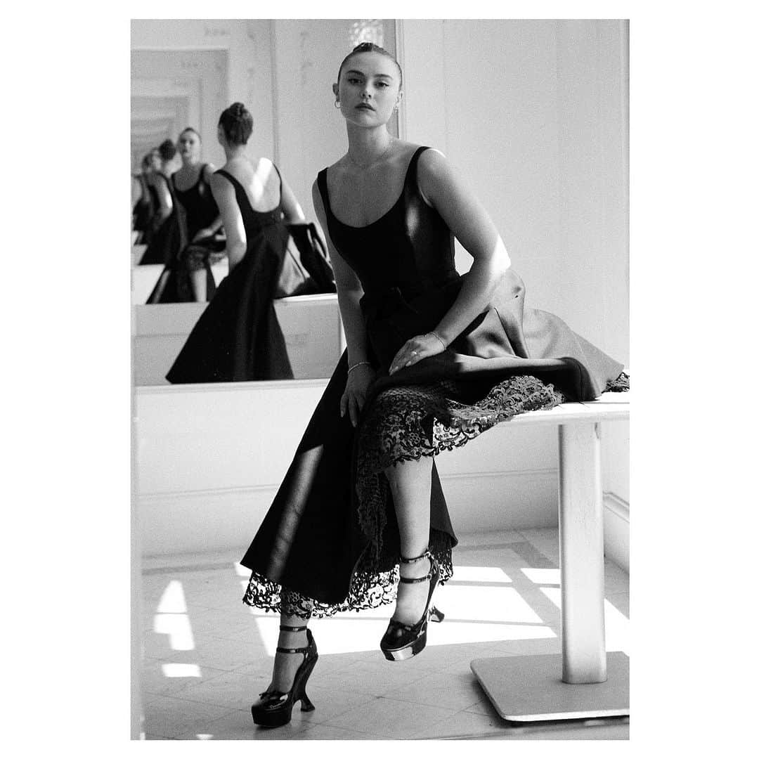 マーゴ・ヘイズのインスタグラム：「Haute Couture à Paris avec Dior 🤍 Bravo to @mariagraziachiuri on her latest collection. It’s always a pleasure to witness her exquisite creations. Merci to @alineds75 for always styling me so beautifully. 🌹 💄: @mainamilitza  🎞️: @steavendavid」