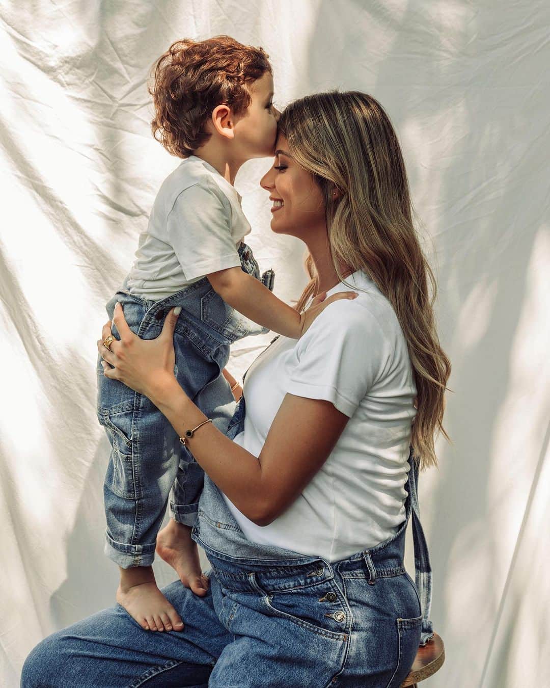 ステファニア・フェルナンデスのインスタグラム：「Ya pronto te vas a convertir en el hermanito mayor y aún no me lo creo 🩵👇🏻  Hace nada eras tú el que estaba en mi vientre, creciendo y dándome las pataditas.  Yo como madre primeriza viviendo el embarazo en plena pandemia… Si papi mamá vivió una pandemia donde nos toco aprender y reflexionar mucho de nuestas vidas y acciones como seres humanos.   Tenía muchos miedos, incertidumbre y no sabía de que forma protegerte. Desde la semana 12, me dijeron que era un embarazo de alto riesgo. Así que mami te deseaba tanto tanto que hizo todo y más para vivirte en la intimida y  te digo que solo soñaba con tenerte en mis brazos.   Ya en nada serás tu el que le mostrarás este mundo y tendrás en brazos a tu hermanito. Estoy segura que serán los mejores cómplices 🩵   Te amo con toda mi alma y corazón mi Liam   Gracias @edgarfuentes por capturar estos momentos especiales 📸」