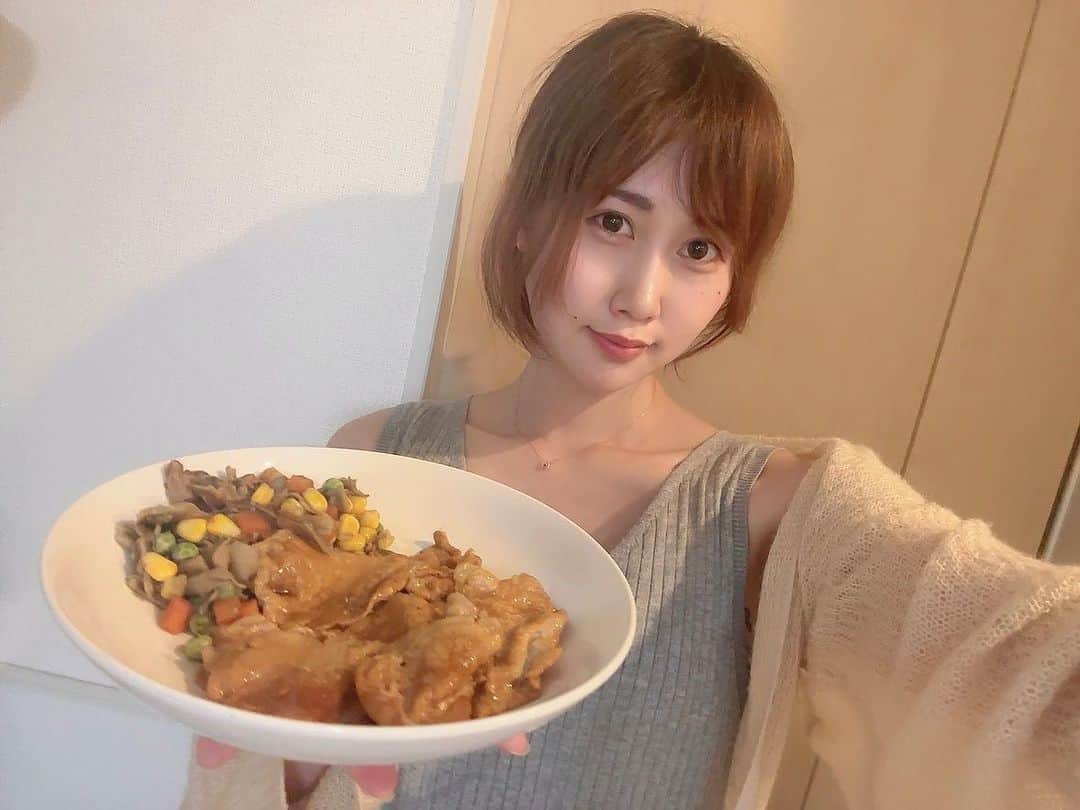 のインスタグラム：「🥩  夜の飯テロのおじかん...！♡‬  みんな大好き、お肉を焼きました！✨ しかも愛知県は知多半島の泉万醸造さんの... 大トンテキのたれ！！！！🔥  愛知県出身なので、この濃い味... なんだか安心する...✨☺️  ちなみに大トンテキは、 三重県四日市市の名物らしいです！ コスプレイヤー時代のお友達が住んでるな〜と、 なんだか懐かしくなりました♡‬  今回はこのソースでシンプルに絡めて焼いてみたんだけど (めちゃくちゃ美味しかった✨) 公式さんを覗いたところ、 焼きそばや他のお料理にも合うらしく... 中でも黒焼き飯というのが作ってみたいなと思いました🥳 絶対美味しいじゃん！食べたい！！✨  また料理の幅が広がって大満足です☺️♡‬♡‬  ． ．  PR @izumanjozo  #大トンテキのたれ  #トンテキ  #簡単調味料  #泉万醸造  #おすすめ調味料  #時短調味料  #秘伝のタレ  #イヅマン  #肉食女子  #おうちごはん  #japanesefood  #愛知県  #愛知グルメ  #飯テロ」