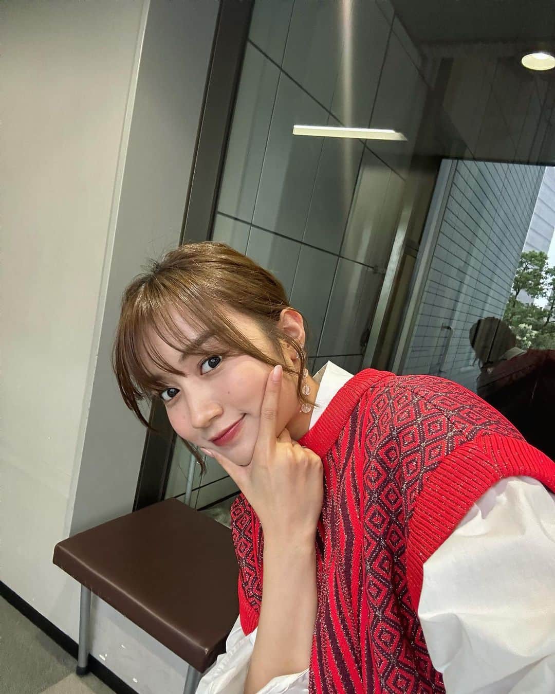 黒木ひかりのインスタグラム：「先日の王様のブランチもありがとうございました✨  物件リサーチ いかがでしたか？🏡⋆* 私はいつかはあんな素敵なお家に住みたいなと思いました！！特に共用スペースに惹かれました！✨ 作業とかする時に捗りそう。いやぁ憧れますな🥰  そしてスタジオの時に着用していた衣装はこちらです💛  ブラウス @yeccavecca  ベスト・パンツ @createclair   サンダル @reedit_official @the.pr_」