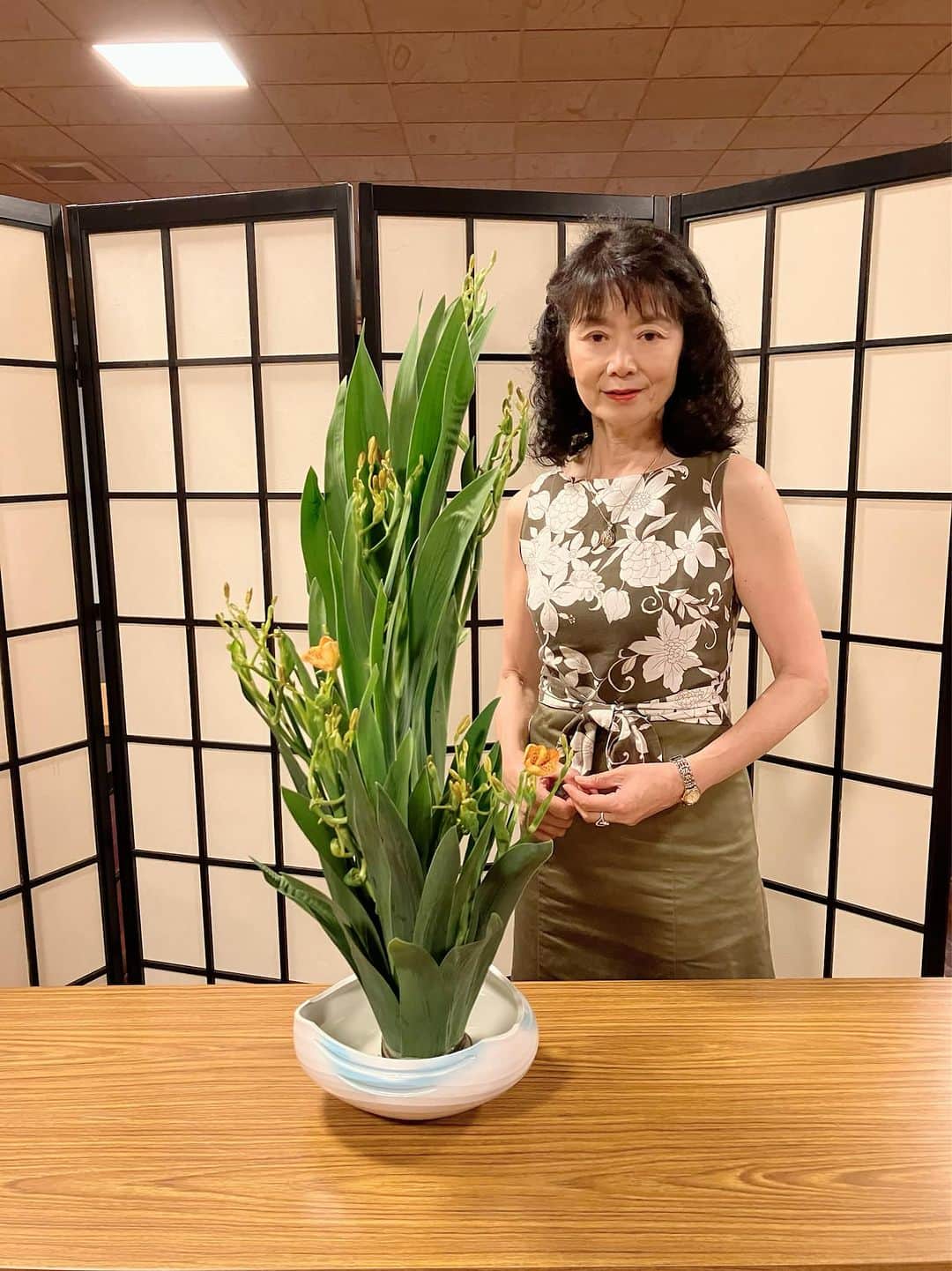 大津びわ子のインスタグラム：「2023.７月 祇園祭にかかせない植物「ヒオウギ」と、七夕🎋のブーケ。短冊に「愛と平和」と書きました。この短冊が何故か、何度も落ちました。 ヒオウギは、疫病退散を祈願する祇園祭の期間中、京町家で行われている屏風祭の会場や、民家、料亭の床の間などに飾られます。」