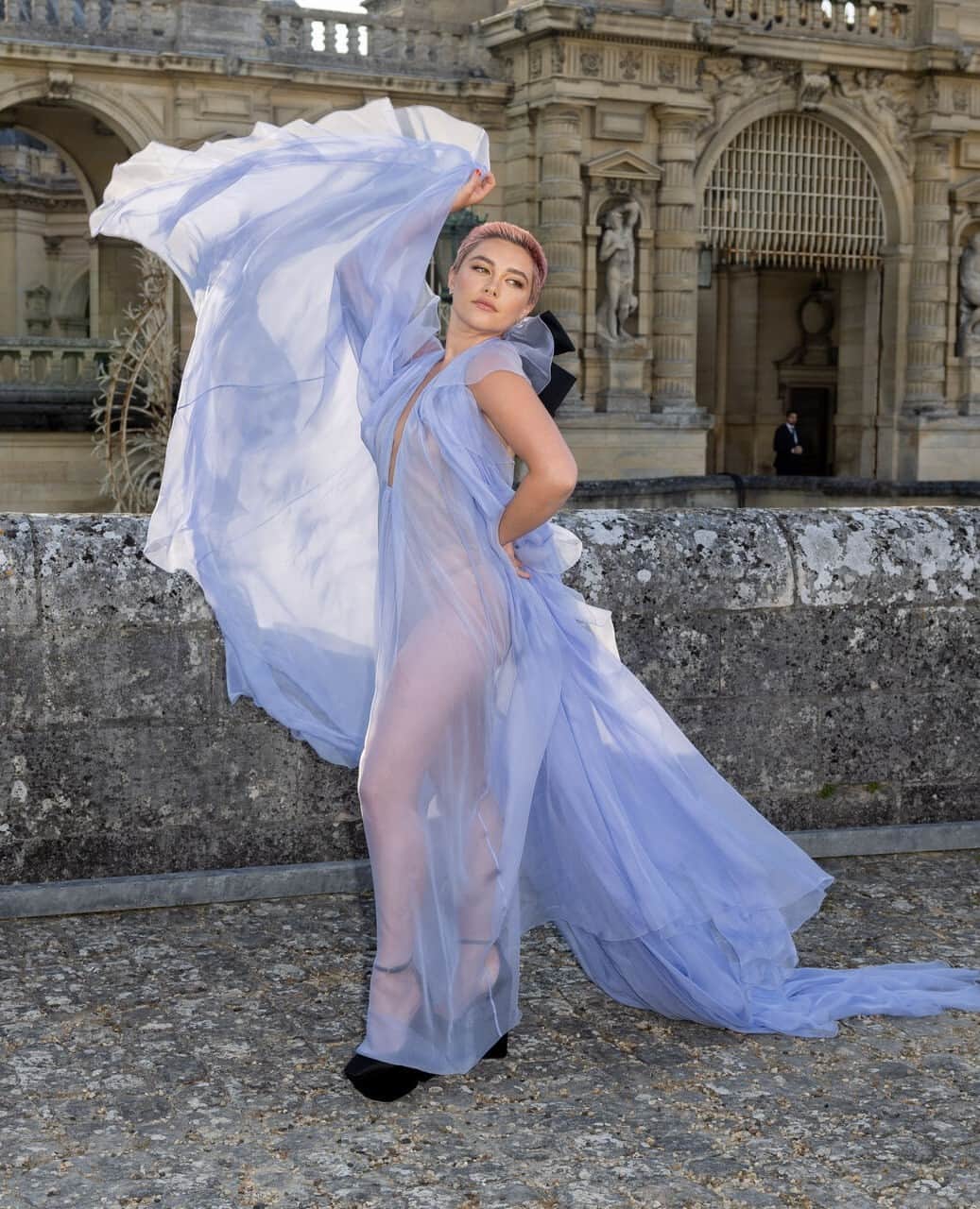 ELLE DKさんのインスタグラム写真 - (ELLE DKInstagram)「Da #FlorencePugh ankom til Valentinos storladne haute couture-show i Paris, satte skuespilleren for alvor en streg under, at hun er dronningen af ’the naked dress’. ⁠ ⁠ Pugh genskabte nemlig sit virale look i en ny version fra sidste års #Valentino-show, der fik så mange til at kommenterer på hendes krop, at hun efterfølgende sagde fra med orderne: "Bliv voksne. Respekter folk. Respekter kroppe. Respekter alle kvinder. Respekter mennesker.”⁠ ⁠ Læs mere via link i bio, og se flere billeder af skuespillerens lyslilla couture-drøm af en kjole.⁠ ⁠ Foto: Olivier Borde/Ritzau Scanpix⁠ ⁠」7月8日 0時25分 - elledanmark