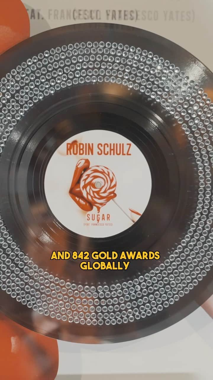 ロビン・シュルツのインスタグラム：「Grateful for the incredible recognition!🙏It’s truly fulfilling to see my music resonate with and get people dancing around the world. 🎶💃 Thank you to everyone who has supported my music throughout the years and contributed to the 842 global awards. Your support means the world to me! 🌍✨」