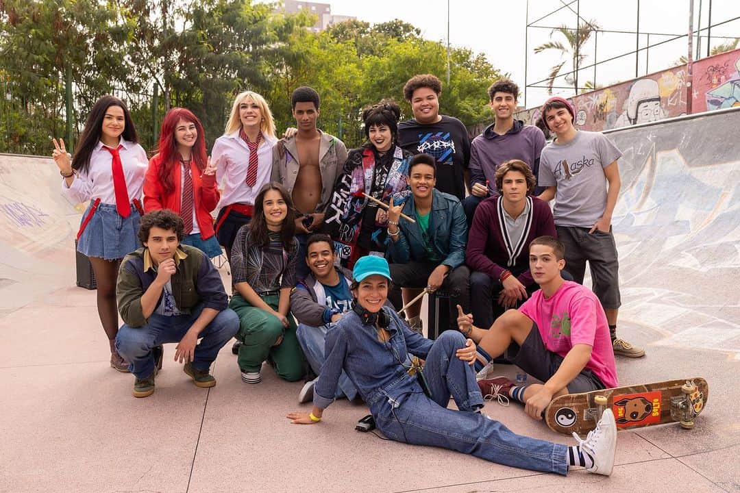 Maisa Silvaのインスタグラム：「Sextouuuu e tá sem planos pro fds?  Vem maratonar DV15 na @netflixbrasil ! Trabalho feito com muito amor por pessoas especiais!  Ps: CORTAAAA! 🎬 📷💜⏳️」