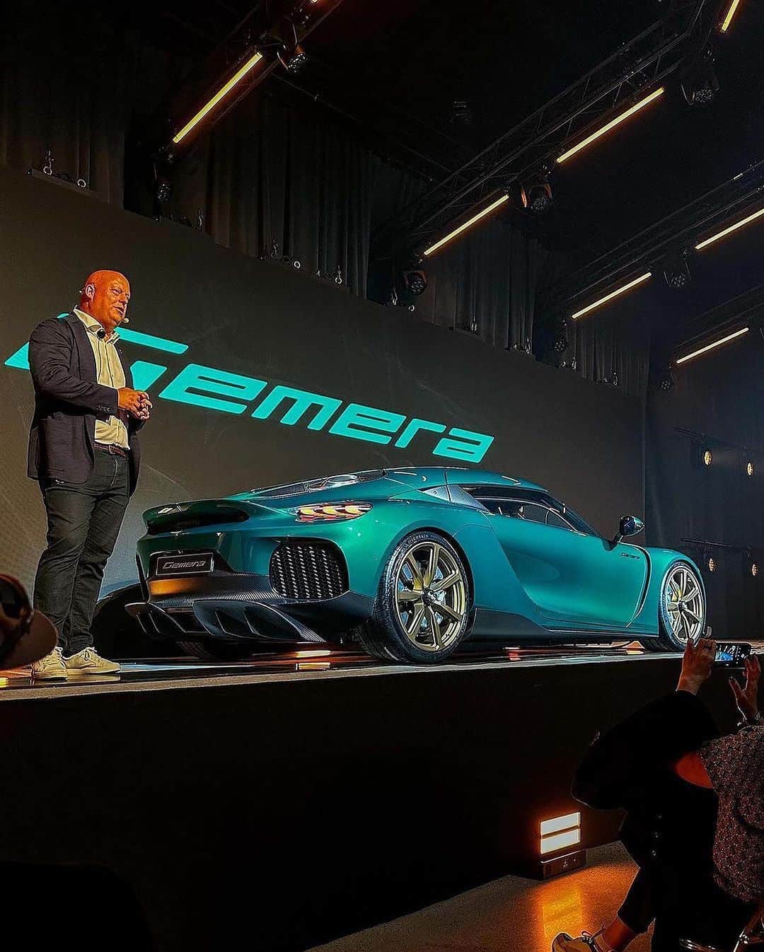 CarsWithoutLimitsさんのインスタグラム写真 - (CarsWithoutLimitsInstagram)「Introducing the finalized Koenigsegg Gemera production model!   The Gemera can be optioned with a V8 engine that’s derived from the Jesko which when paired with hybrid motors produce 2300HP!   Via @ghostsquadron.koenigsegg   #carswithoutlimits #koenigsegg #gemera #koenigsegggemera #ghostsquadron」7月8日 0時19分 - carswithoutlimits