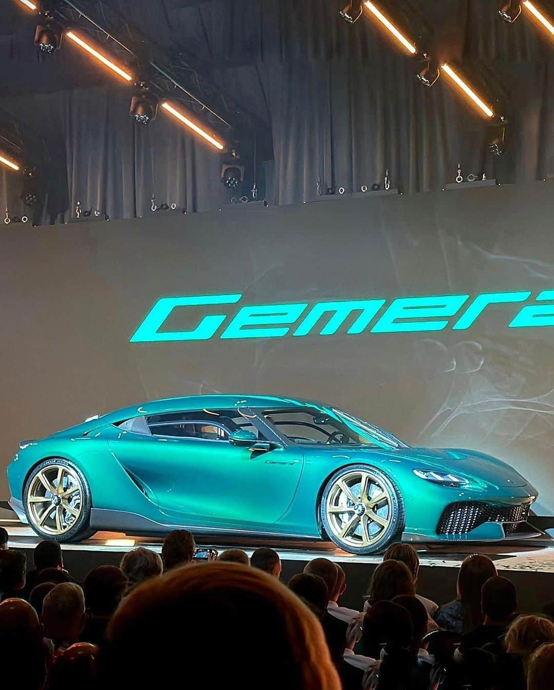 CarsWithoutLimitsさんのインスタグラム写真 - (CarsWithoutLimitsInstagram)「Introducing the finalized Koenigsegg Gemera production model!   The Gemera can be optioned with a V8 engine that’s derived from the Jesko which when paired with hybrid motors produce 2300HP!   Via @ghostsquadron.koenigsegg   #carswithoutlimits #koenigsegg #gemera #koenigsegggemera #ghostsquadron」7月8日 0時19分 - carswithoutlimits