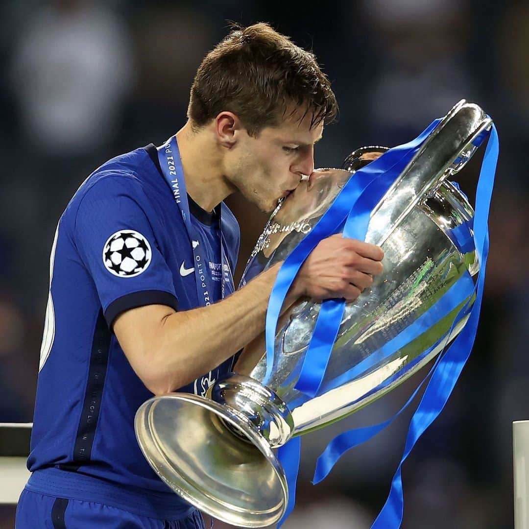 ジョン・テリーのインスタグラム：「What a great man & what a player @cesarazpi  Loved & Adored by every player that shared the pitch with you, you inspired so many players around you and you pushed everyone to always be better and fight for our club @chelseafc 💙 You will be a big miss both on the pitch & off of it, I’m gutted to see it leave. Good Luck mate  LEGEND 💙👏🏻」