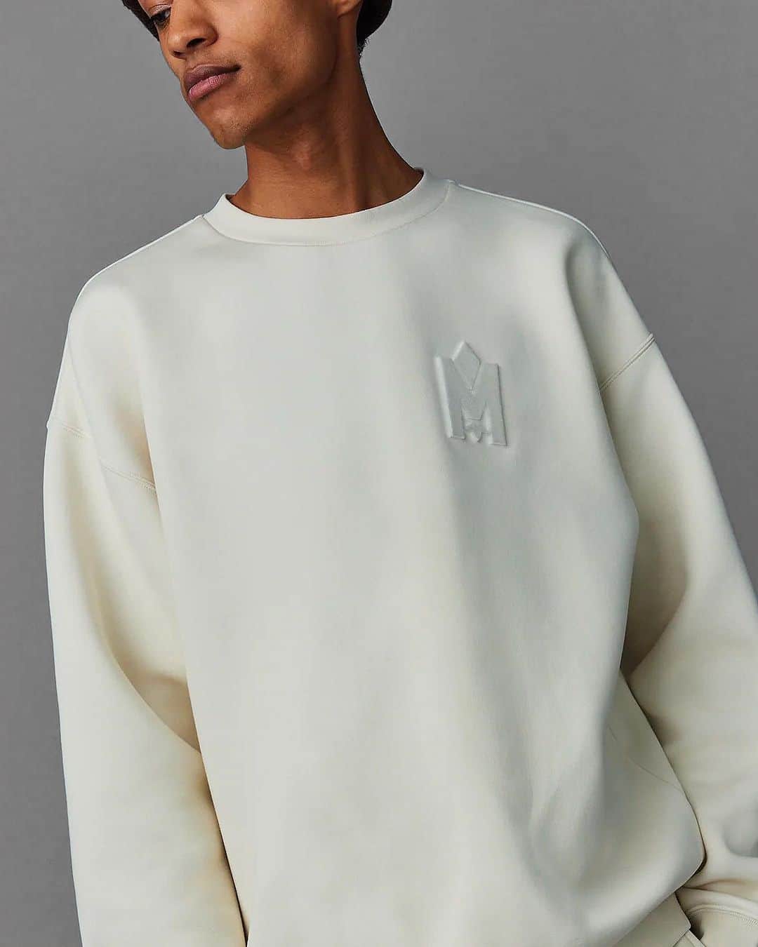 マッカージュのインスタグラム：「CRAFTED COMFORT   MAX, a classic crew sweatshirt for men meticulously crafted from ultra soft double face jersey. Cut to a relaxed fit with drop shoulders, a monochromatic wordmark in a vivid abstract print. The rib knit trims and French seams deliver refined detailing. A bold remaster of a luxe-lounge essential.   More on MACKAGE.COM   #MACKAGE #MONDEMACKAGE」