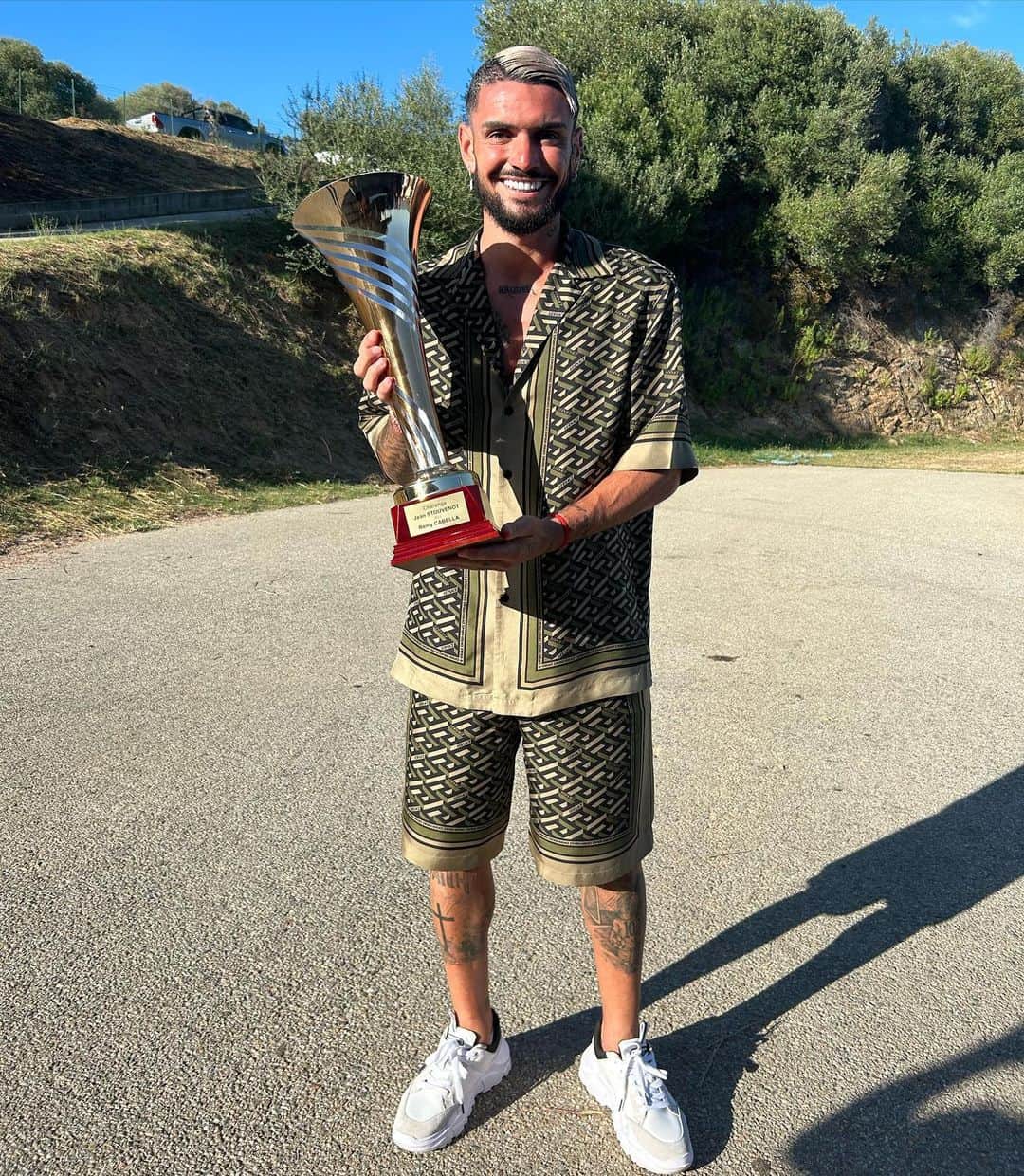 レミ・カベッラのインスタグラム：「Très fier de remporter le trophée du joueur Corse de la saison 🖤🤍」