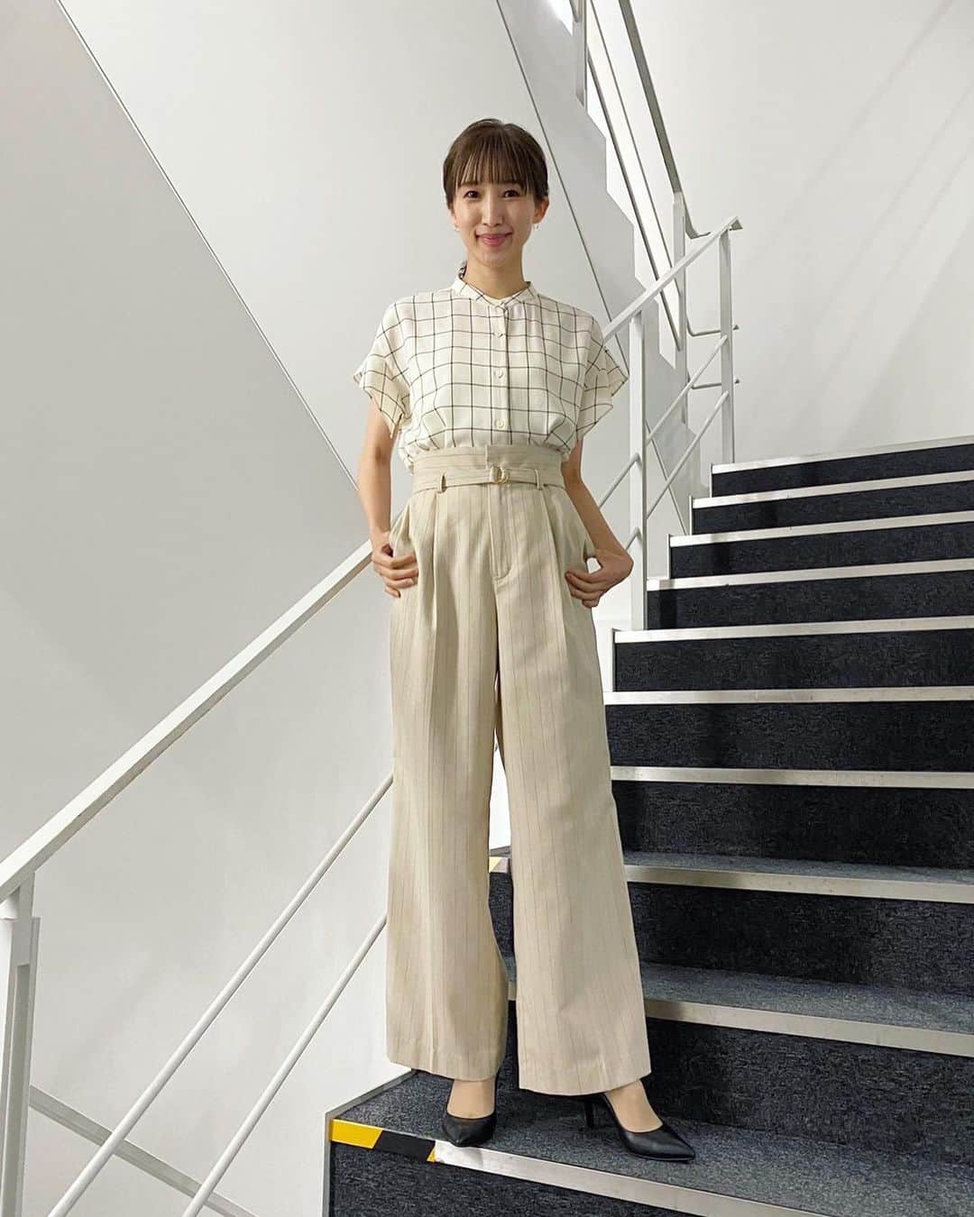 眞家泉のインスタグラム：「. 2023/07/07金  blouse  #TIARA pants  #Liesse pierce  #ete hair&make  @ka0000528   チェックとストライプの合わせがこんなに素敵だなんて、スタイリストさんのおかげで知れた日🧥🐈  #衣装 #報道ステーション #報ステ #テレビ朝日」