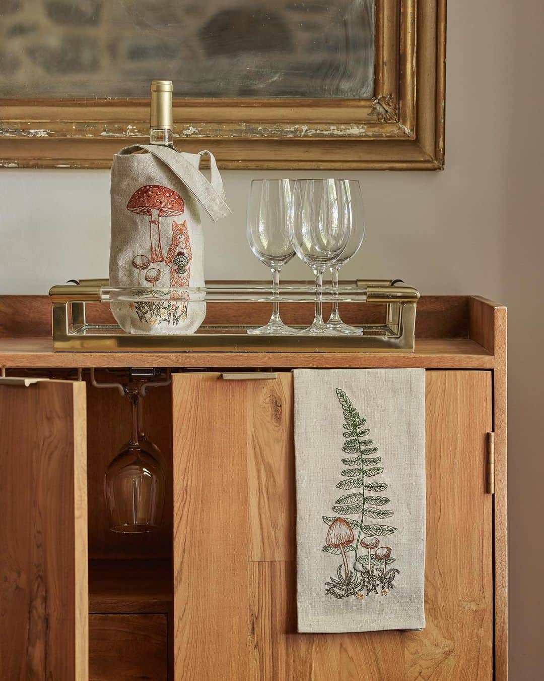 コーラル アンド タスクのインスタグラム：「Don’t forget to thank your hostess this season! Whether you’re a vacation visitor or a party guest, make sure to bring something special for the generous host. This wine bag and tea towel combo may be just the gift! #coralandtusk #hostessgift」