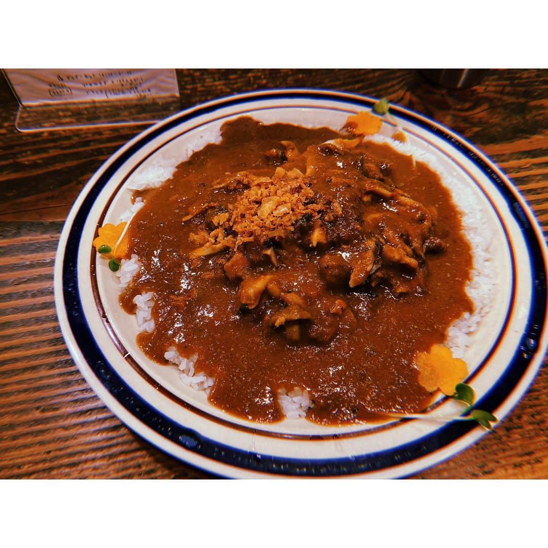兼丸さんのインスタグラム写真 - (兼丸Instagram)「. きのこカレー大正解。 デスペとレコード。ライフ。  #benfolds #ならず者ルチャドール  #なすおやじ」7月8日 0時38分 - kanemaru.425