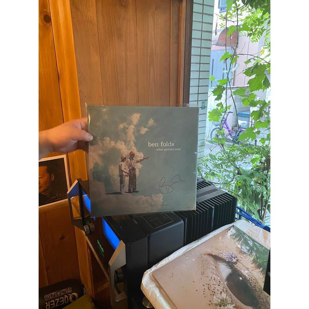 兼丸のインスタグラム：「. きのこカレー大正解。 デスペとレコード。ライフ。  #benfolds #ならず者ルチャドール  #なすおやじ」