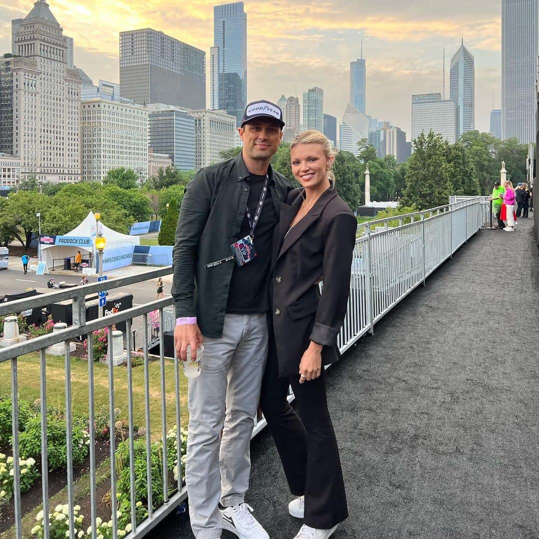 スティーブン・コレッティのインスタグラム：「@nascar Chicago street race with @al_weave. 🏁👌🏽」