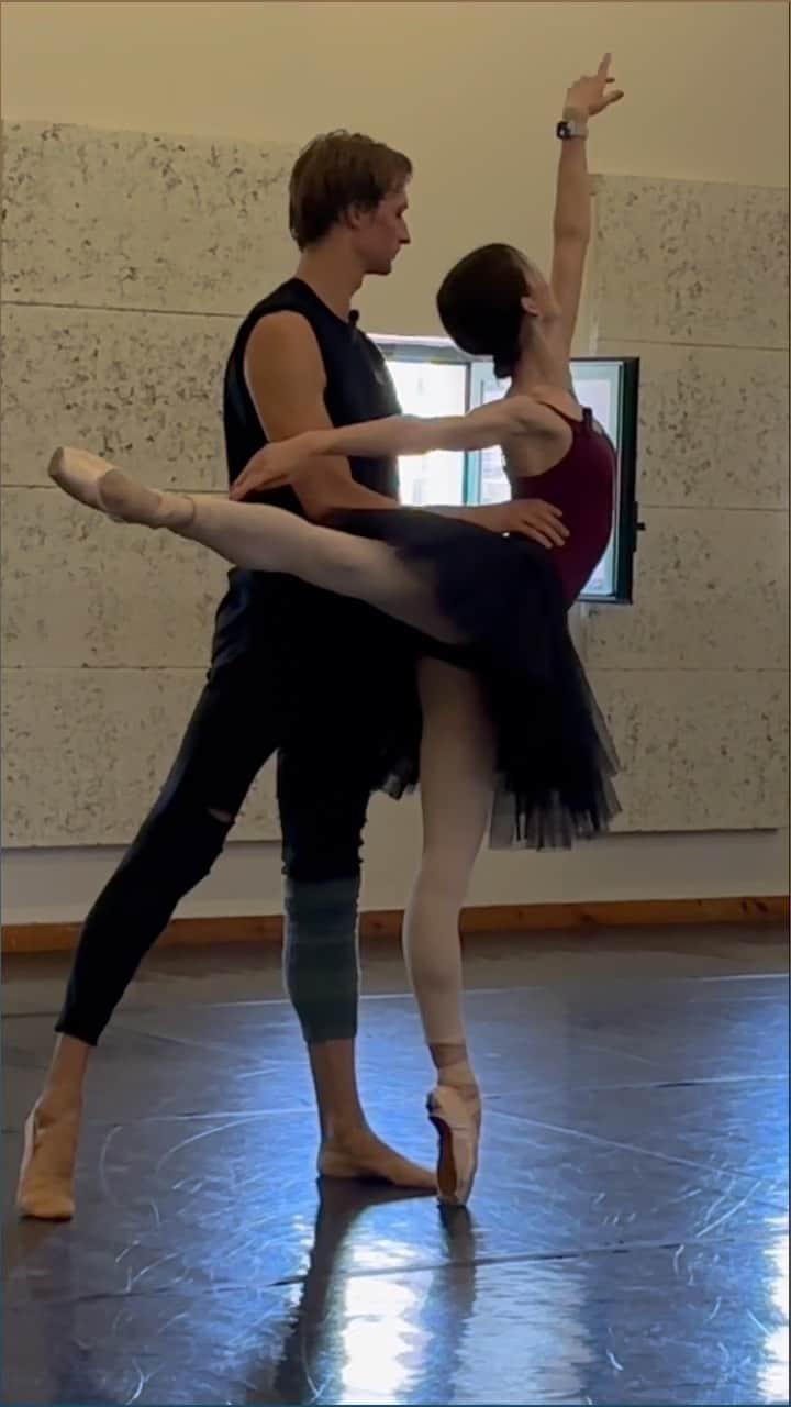 のインスタグラム：「A new adventure with @yagp in Genova 🖤 First rehearsal realness with @vsevolod_maievskyi for the Corsaire Pas de Trois coming up tomorrow evening 🩰 Missed dancing with you, Seva! And can’t wait to share the stage with the amazing @taku.ballet as well 🤩  More posts to come!  And of course “Shalala” will always stay in my heart so if I could I’d use @taeoxo_nct ‘a songs in every single one of my videos 😆😍  Новые приключения с @yagp в Генуе 🖤 Первая репетиция с @vsevolod_maievskyi , готовимся к завтрашнему выступлению с Па де Труа из Корсара 🩰 Давно не танцевали вместе, я скучала, Сева! И очень радуюсь возможности впервые танцевать с прекрасным Такуми @taku.ballet 🤩 Больше материалов скоро!  #shalala_challenge」