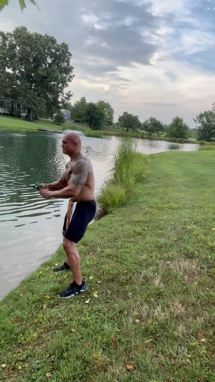 ドウェイン・ジョンソンのインスタグラム：「Ok I hear ya, here ya go 😊  reposting this without the music 🎶 after all your comments wanting to hear what I’m actually saying   certainly not waxing poetic 😂 just me and a chunky fish 🐟   life is crazy, always good to get some peaceful downtime and have a little fun.  #manafarms 🎣 🦅」