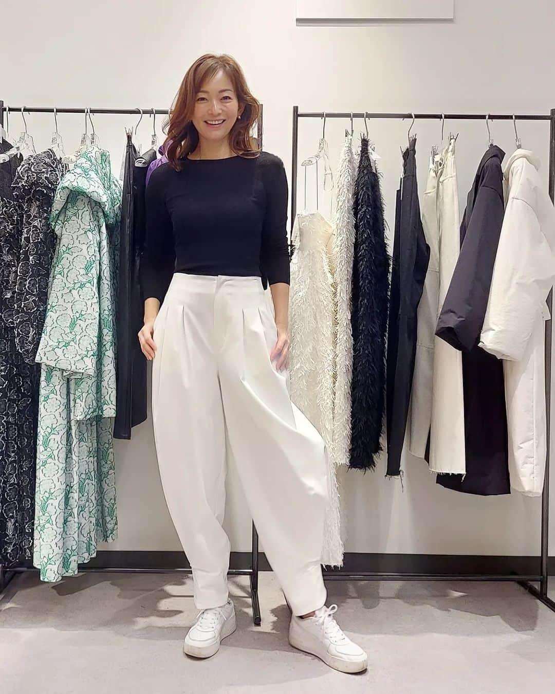 のインスタグラム：「@mecre_official   2023 AW展示会😊  1～5枚目のホワイトパンツに一目惚れ。  私、そーいえば、ホワイトパンツって持ってないかも。  7枚目の袖のくしゃくしゃっとしたコートも可愛かった😊  届くのが楽しみ❤  @charol___official  2023 AW展示会😊も行ってきました。  写真8枚目のピンクのダウンをオーダーしたよ。  秋冬物も楽しみだ‼️  #mecre  #メクル #展示会 #charol #シャロル #展示会 #ホワイトパンツ #ダウン #ママ #ママモデル #モデル #mama #mamamodel #model」