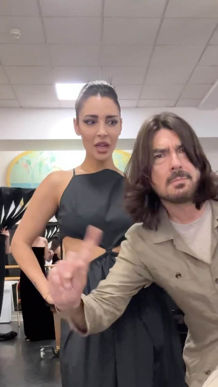 sananasのインスタグラム：「C’est donc ça d’avoir une marraine bonne fée @stephanerolland_paris ?🧚🥹Ne faites pas sonner les 12 coups de minuit s’il vous plaît 🥰Tellement reconnaissante de terminer cette Haute couture week par ce shooting avec une si belle personne. J’ai hâte de partager avec vous les photos de ce joli projet !  Make up @cosmogloww  Hair @j_hellstrom   #HauteCouture  #StephaneRolland」