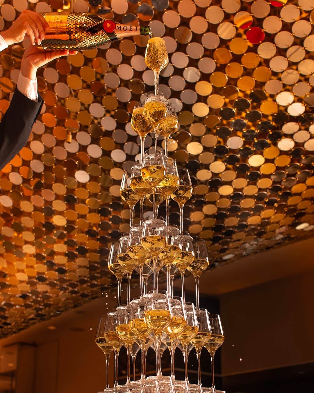 Moët & Chandon Officialのインスタグラム：「One year ago today, we opened our first Champagne Bar at Harrods London. Today and every day, we celebrate life with glints of gold and glitter. ⁣ ⁣ #ToastWithMoet #MoetChandon⁣ ⁣ This material is not intended to be viewed by persons⁣ under the legal alcohol drinking age or in countries⁣ with restrictions on advertising on alcoholic beverages.⁣ ENJOY MOËT RESPONSIBLY.⁣」