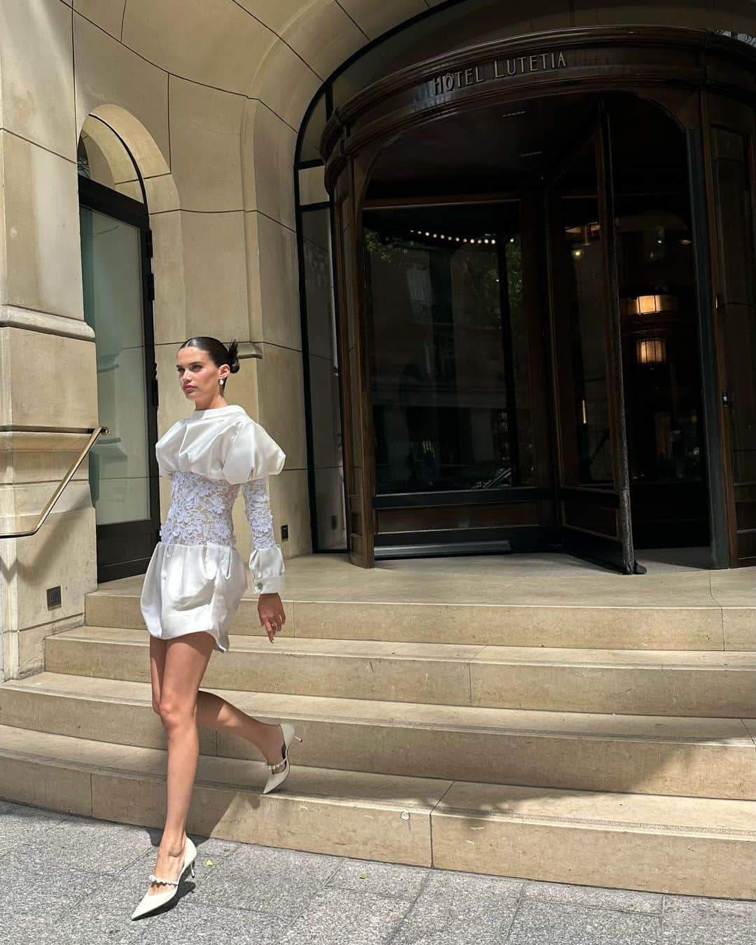 サラ・サンパイオのインスタグラム：「Thank you for the wonderful stay these past few days @hotellutetia. Loves the initials on the pillow 🥹 such a sweet touch」