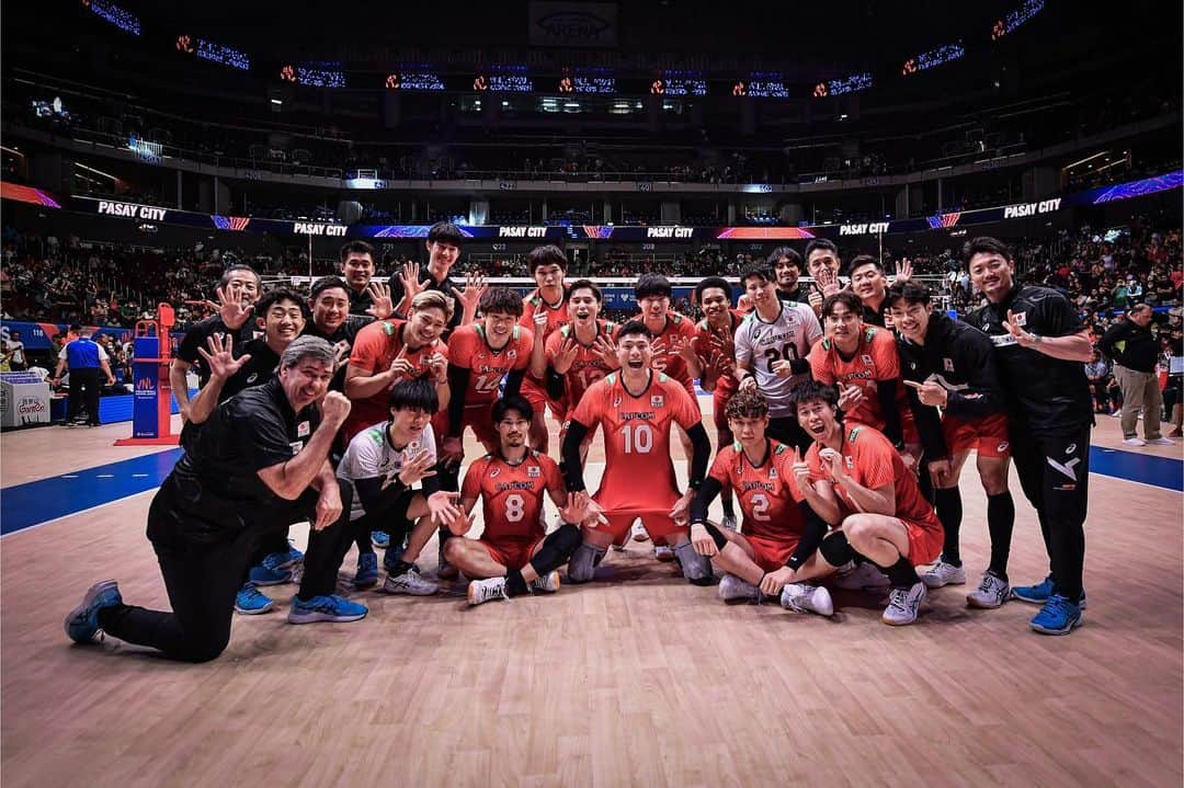 小野寺太志のインスタグラム：「… vs 🇳🇱 3-1 WIN !!! 脚長ショットをどうぞ🤗  📸 by FIVB.   #0707 #10勝目 #VNL2023 #龍神NIPPON #関田ジャストフィット」