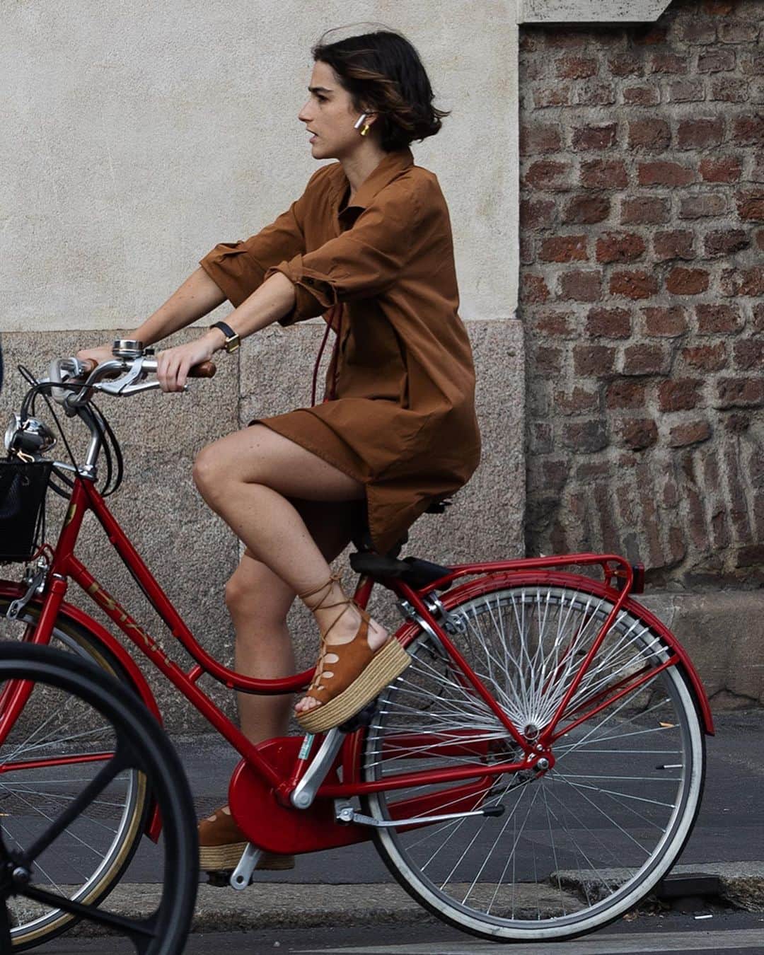 スコット・シューマンのインスタグラム：「I’m very proud that Milano is ,not only, very chic but with the growing kilometers of bike lanes also becoming a model city of sustainability! Some of Milano’s most chic people are speeding around the city on two wheels not inside four!」