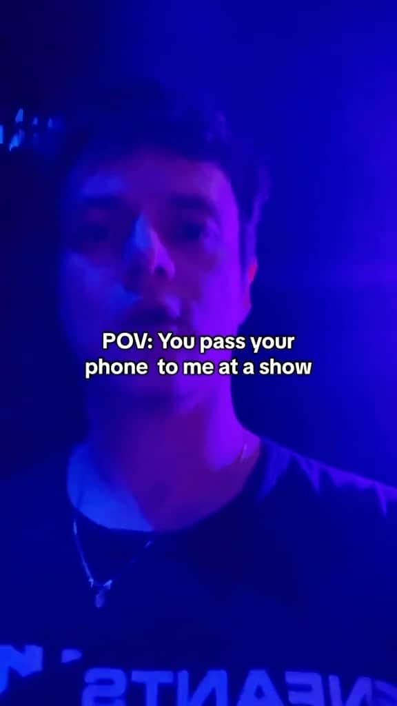 ジェイミー・カラムのインスタグラム：「POV: You pass your phone to me at a show.」