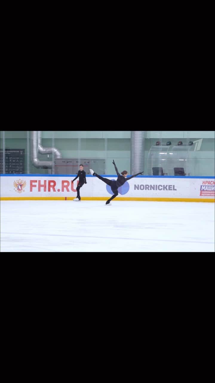 カミラ・ワリエワのインスタグラム：「Готовимся к новому сезону ⛸ Спасибо за видео @1tv   #фигурноекатание #figureskating #kamila #kamilavalieva #skate #skating #ice #тренировка #training」
