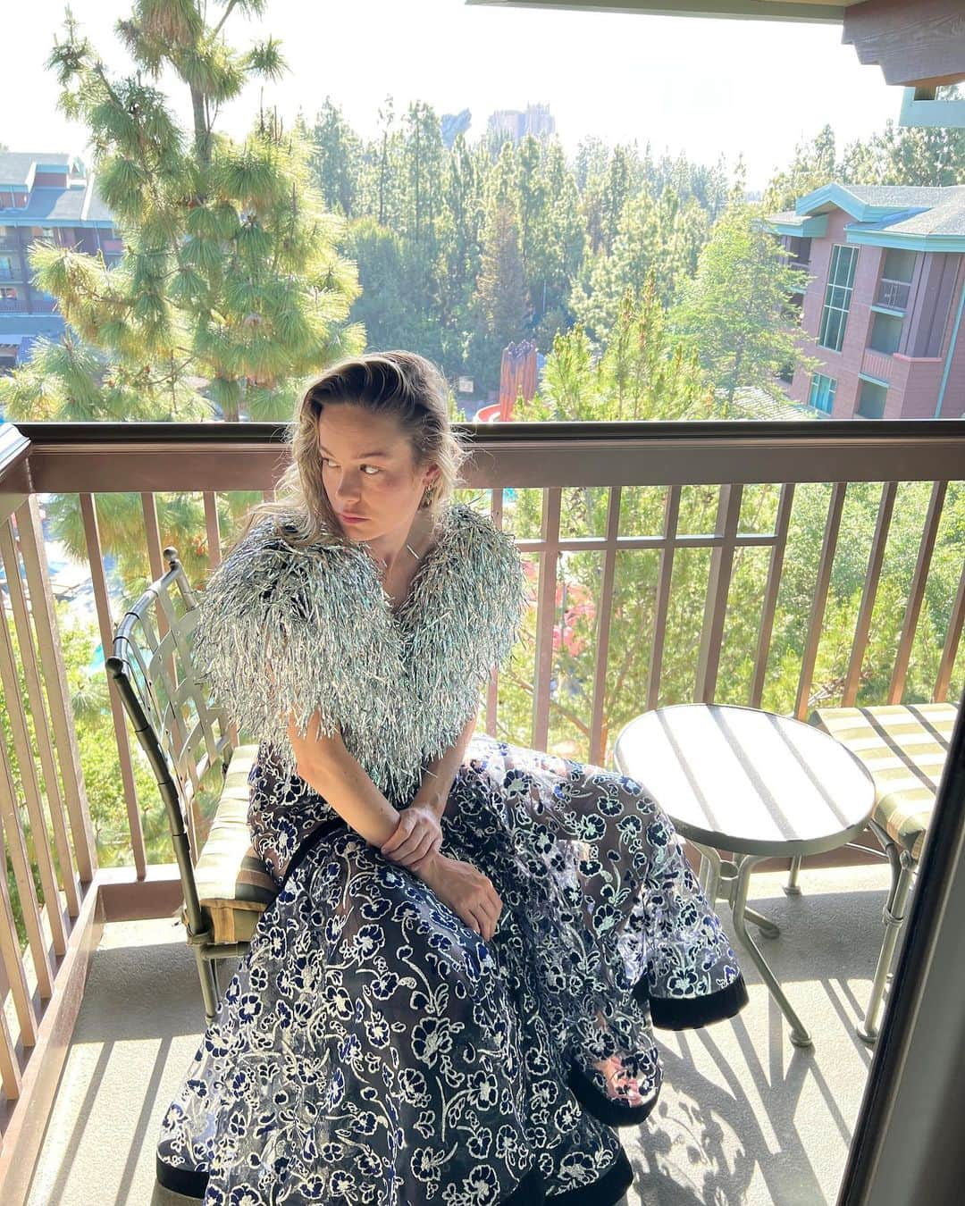 ブリー・ラーソンさんのインスタグラム写真 - (ブリー・ラーソンInstagram)「Impromptu eleganza photo shoot at Disneyland’s Grand Californian hotel in @rodarte for my health」7月8日 1時09分 - brielarson