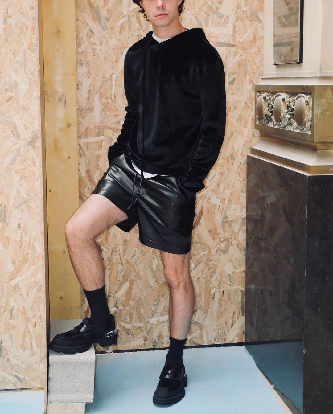 レクレルールさんのインスタグラム写真 - (レクレルールInstagram)「Play on textures to maximize style !  The shimmer of this velvet Jil Sander hoodie compliments the glowing softness of Nanushka’s vegan leather shorts. On the feet, the pony hair, metal and plastic Alyx loafers add the final touch to this intricate yet easy summer outfit.   All items available on sale at our Boissy venue and on our website.  #LECLAIREUR #JilSander #Nanushka #Alyx #alyxstudio #VeganLeather #Velvet #Menstyle #Pfw #ss23 #Luxury #ParisShopping #StreetStyle」7月8日 1時05分 - leclaireur