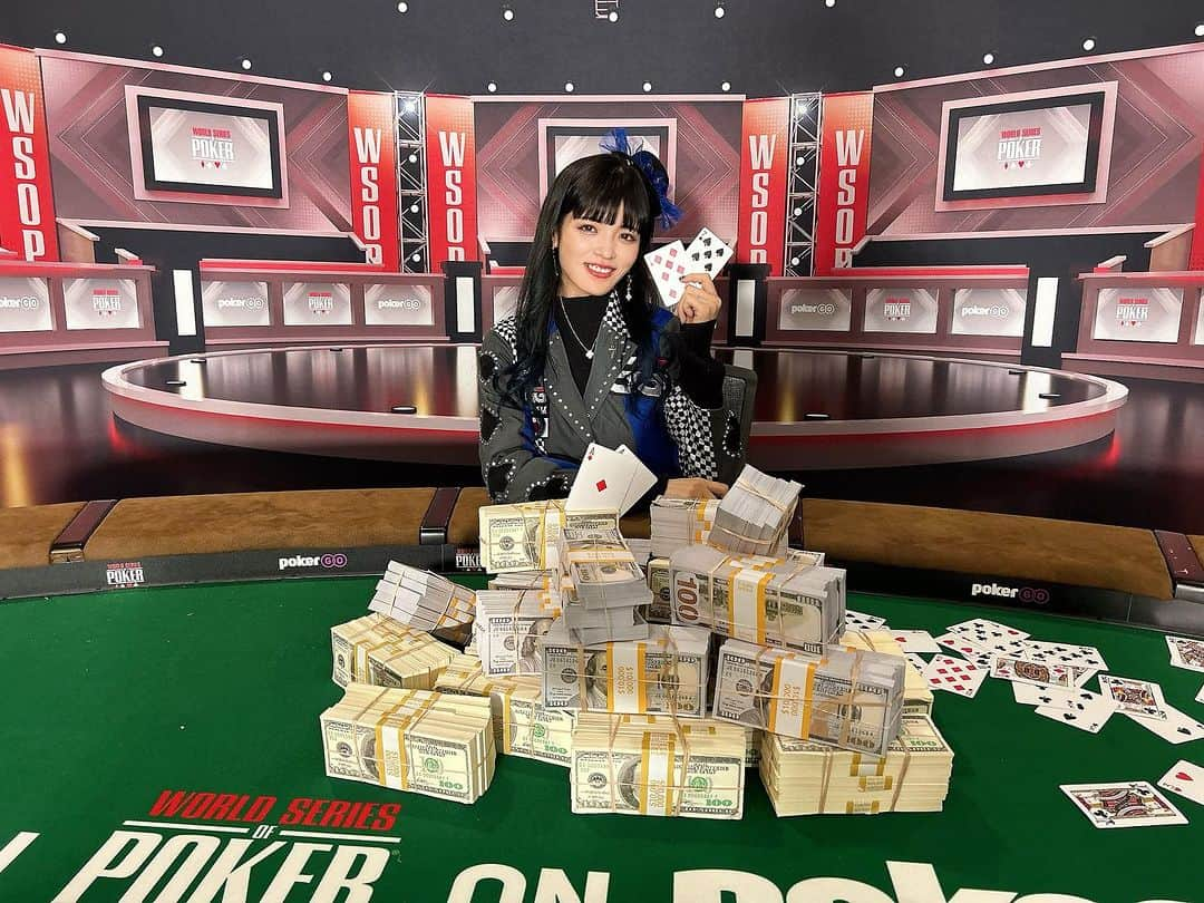 實近菜那（ななちゃら）のインスタグラム：「. .  💎Today in Japan time is my birthday🎂💎  My birthday present to myself is to win the WSOP Main Event. Day2 I'll do my best🔥  日本時間で誕生日を迎えました❣️ 毎年ラスベガスで過ごしてる🥹  . .」