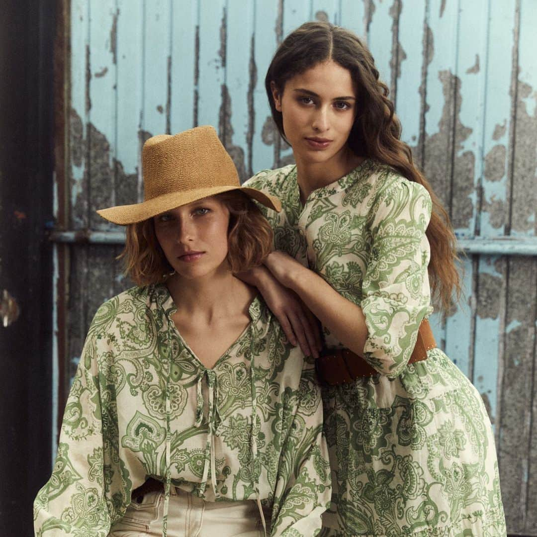 ジェラールダレルさんのインスタグラム写真 - (ジェラールダレルInstagram)「Plutôt robe ou blouse ? Deux silhouettes féminines, une élégance captivante. 💚  Rather dress or blouse? Two feminine silhouettes, captivating elegance. 💚 #gerarddarel #ootd #summerlove #summeroutfit」7月8日 1時17分 - gerarddarel