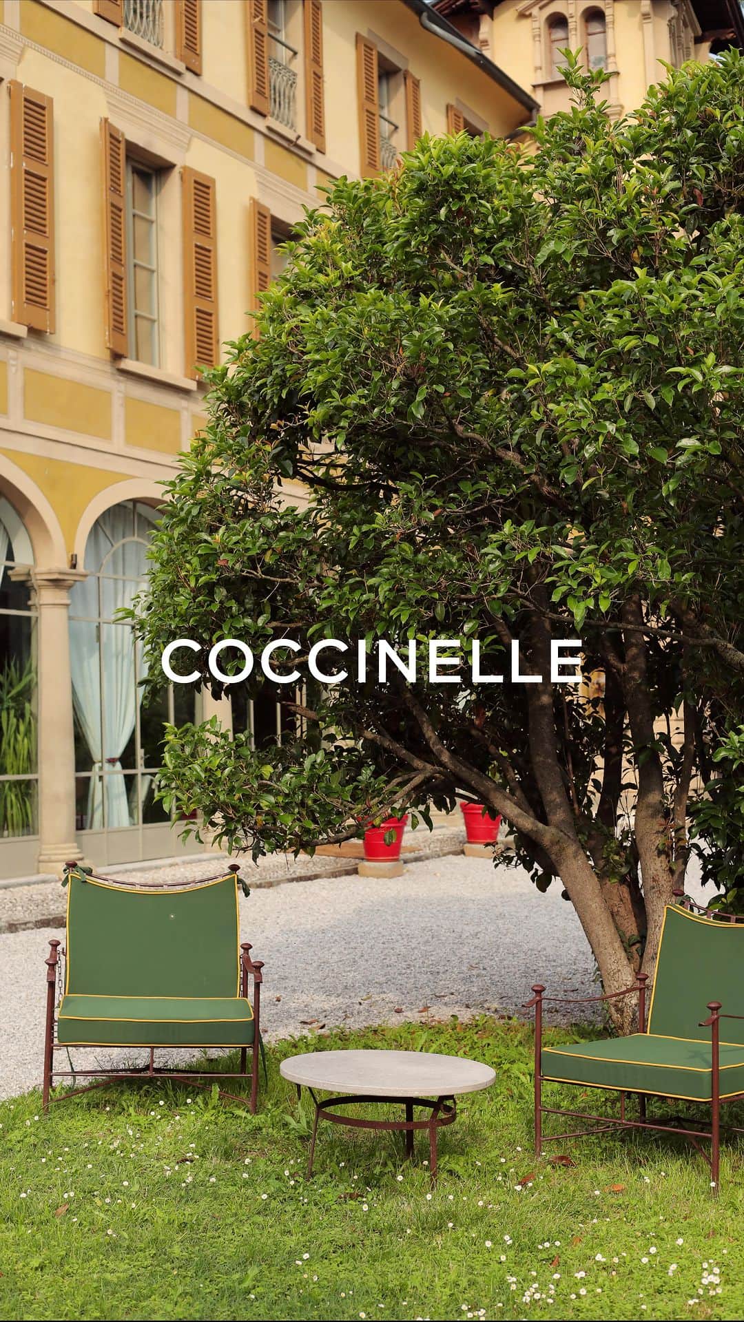 コチネレのインスタグラム：「Once an icon, always an icon. Arlettis is the it-bag by Coccinelle  #Coccinelle #SS23 #Arlettis」