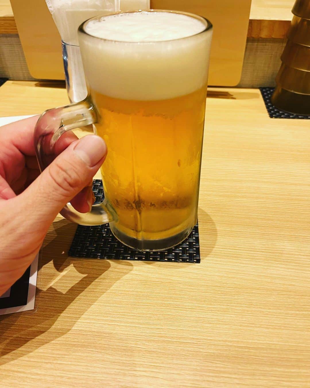 新山士彦さんのインスタグラム写真 - (新山士彦Instagram)「昨日から札幌、札幌まじで最高すぎ。有名店の味噌ラーメンも昼に食べて、今明日の高知のために羽田に帰って来て1人でビール。飛行機で隣のおばちゃんがシートベルトが取れなくなって、助けを求められて取ってあげたら塩飴を二個くれた。 以上、出張先のサラリーマンのような投稿でした☺️」7月8日 1時14分 - sayaka_no_niiyan