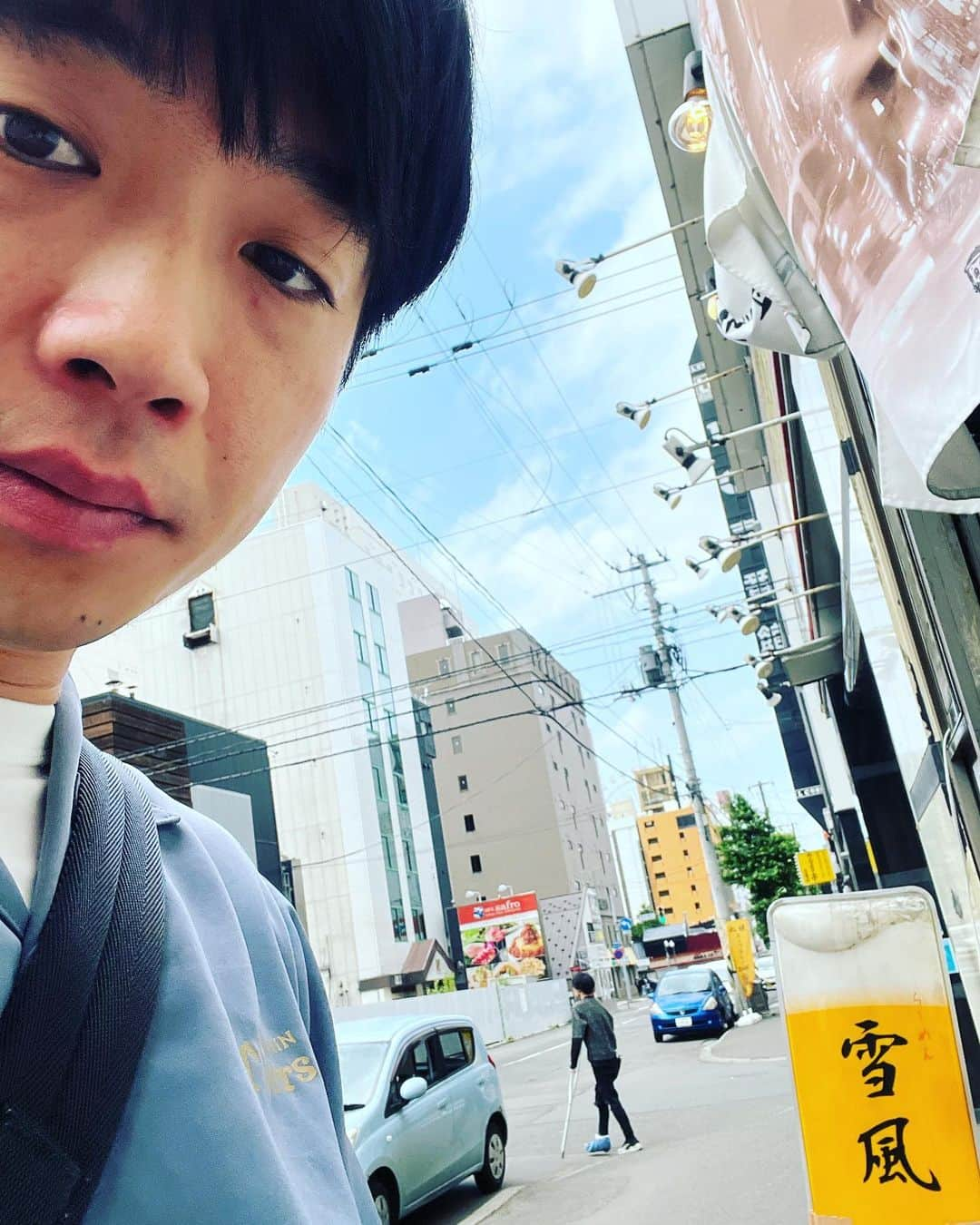 新山士彦さんのインスタグラム写真 - (新山士彦Instagram)「昨日から札幌、札幌まじで最高すぎ。有名店の味噌ラーメンも昼に食べて、今明日の高知のために羽田に帰って来て1人でビール。飛行機で隣のおばちゃんがシートベルトが取れなくなって、助けを求められて取ってあげたら塩飴を二個くれた。 以上、出張先のサラリーマンのような投稿でした☺️」7月8日 1時14分 - sayaka_no_niiyan