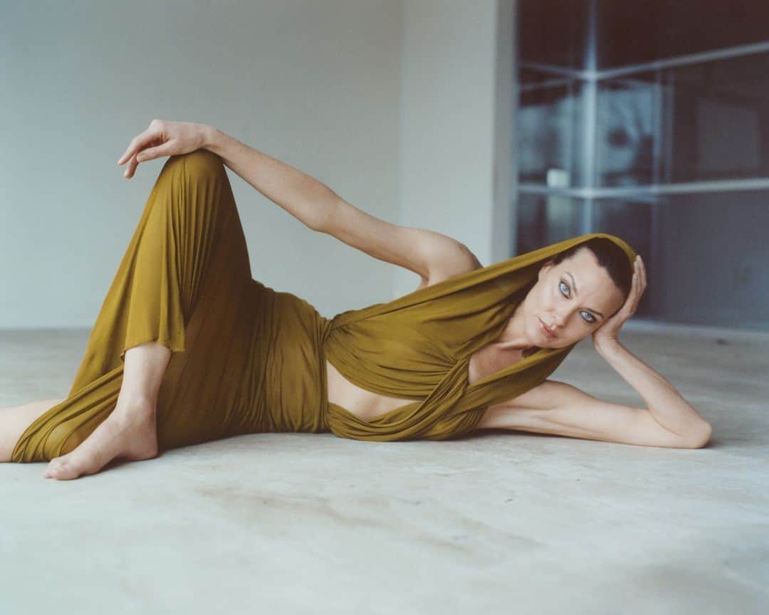 AnOther Magazineのインスタグラム：「Cooling off indoors with @shalomharlow ☀️⁠ ⁠ Taken from the cover story of the Spring/Summer 2023 issue of AnOther Magazine. See the full story at the link in bio 📲⁠ ⁠ Photography by @senta.simond ⁠ Styling by @agata_belcen⁠ Hair by @franziskapresche⁠ Make-up by @farahomidi」