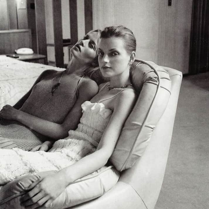 Meganのインスタグラム：「Everyday style by @_glen_luchford for @vogueitalia ❤️ . . . . #vogueitalia #chic #glenluchford #fashion」
