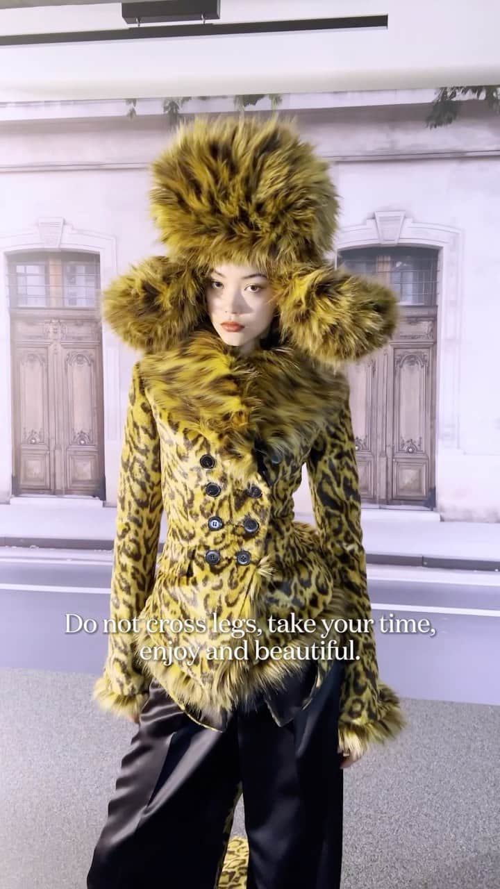 美佳（Mika）のインスタグラム：「From a sun salutation all the way to the runway! Top model @MikaSchndr took us backstage with her at @JulienDossena’s haute couture @JeanPaulGaultier show.  D’une salutation au soleil jusqu’au catwalk! La top #MikaSchneider nous a emmenés avec elle en backstage du show haute couture #JeanPaulGaultier de #JulienDossena.   Journalist @clemablement Editor @totomfe  Head of production @amaurydlcb  Post-producer @_agatherm  Casting Video Manager @adele_ligerot  Casting Video Coordinator @sarahtauxe  #couture #pfw #voguefrance」