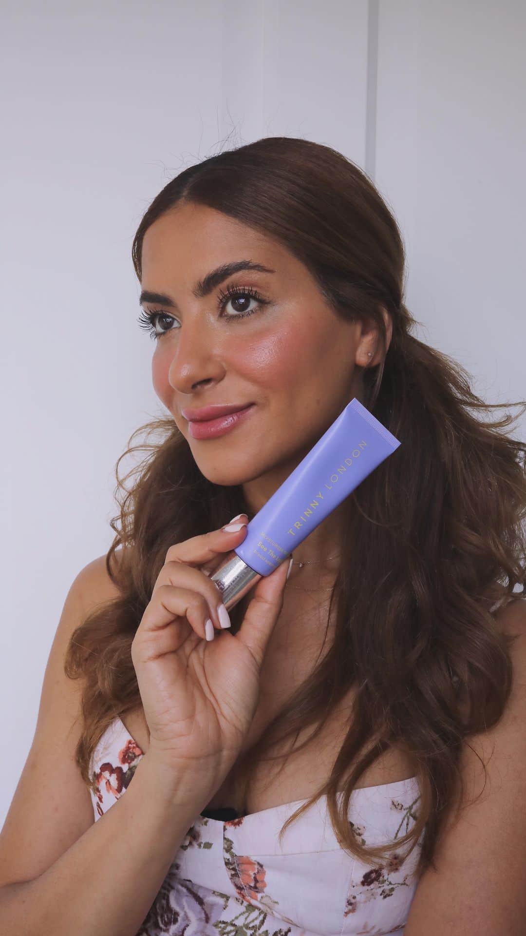 Sarah Angiusのインスタグラム：「Getting ready for the day! Starting off with the most important step in my skincare routine which is SPF.  I’m using the ‘see the light’ by #trinnylondon  A light weight spf 50 and a moisturizer 2 in 1 that absorbs immediately, leaving zero white cast!  My skin looks glowy, hydrated and most importantly protected!」