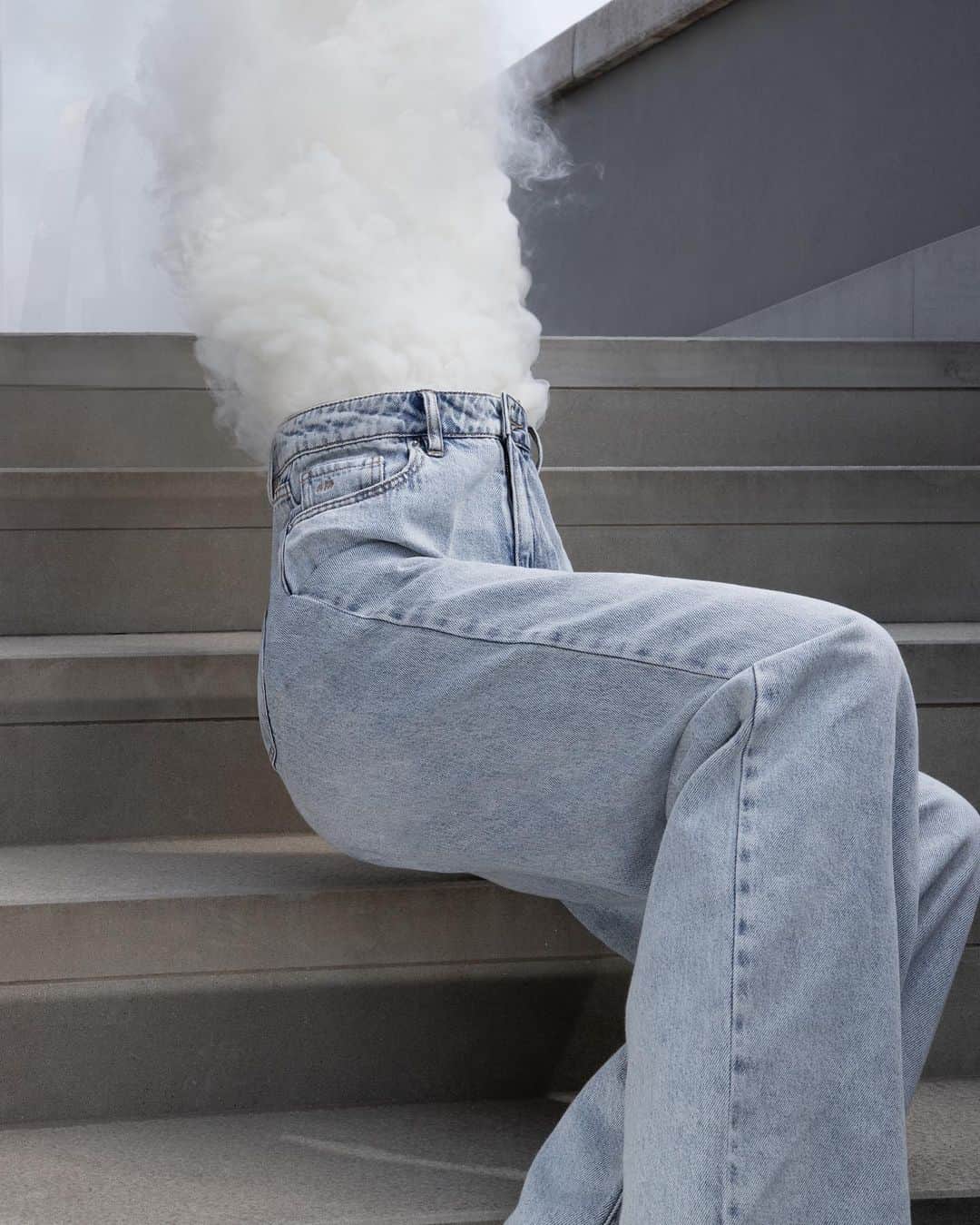 ジョルジオアルマーニのインスタグラム：「Light blue and high waisted for a ‘90s twist  Explore all #AXdenim   Photo @dawlissh」