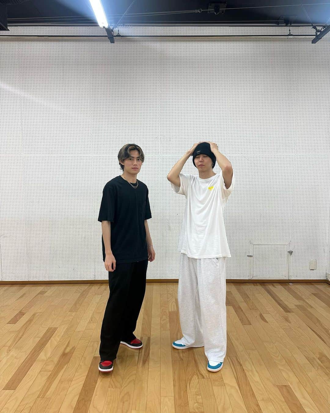 TAKUYAさんのインスタグラム写真 - (TAKUYAInstagram)「どうも、黒と白です やばいですね ズボンも靴も全く同じ色違いです こんな揃うことある？」7月22日 21時30分 - takuya_o_official